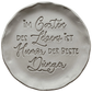 Präziser und sauberer Stempelabdruck des humorvollen Gartenspruchs in hellem Ton. Das tiefe Relief vereint Druck- und Schreibschrift auf einer runden Tonplatte.