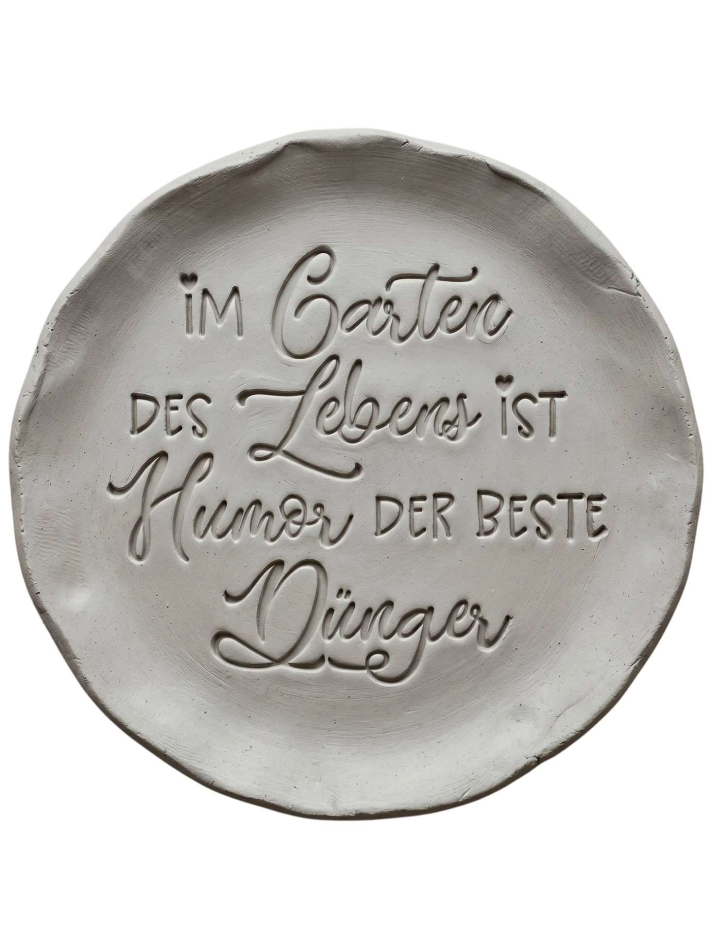 Präziser und sauberer Stempelabdruck des humorvollen Gartenspruchs in hellem Ton. Das tiefe Relief vereint Druck- und Schreibschrift auf einer runden Tonplatte.