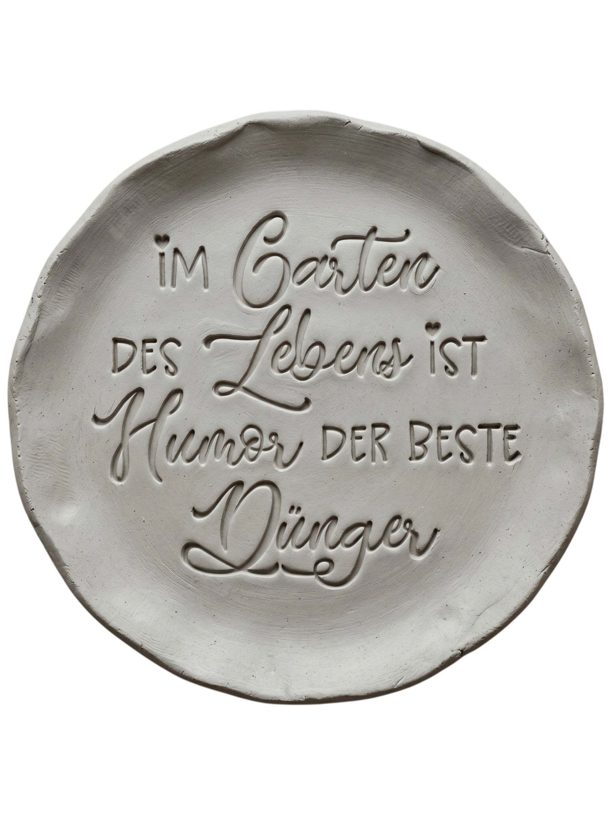 Präziser und sauberer Stempelabdruck des humorvollen Gartenspruchs in hellem Ton. Das tiefe Relief vereint Druck- und Schreibschrift auf einer runden Tonplatte.