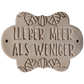 Detailreicher Stempelabdruck des Spruchs 'Lieber Meer als weniger' in weichem Ton. Das saubere Relief auf der verzierten Tonplatte zeigt die präzisen Konturen des Keramikstempels.