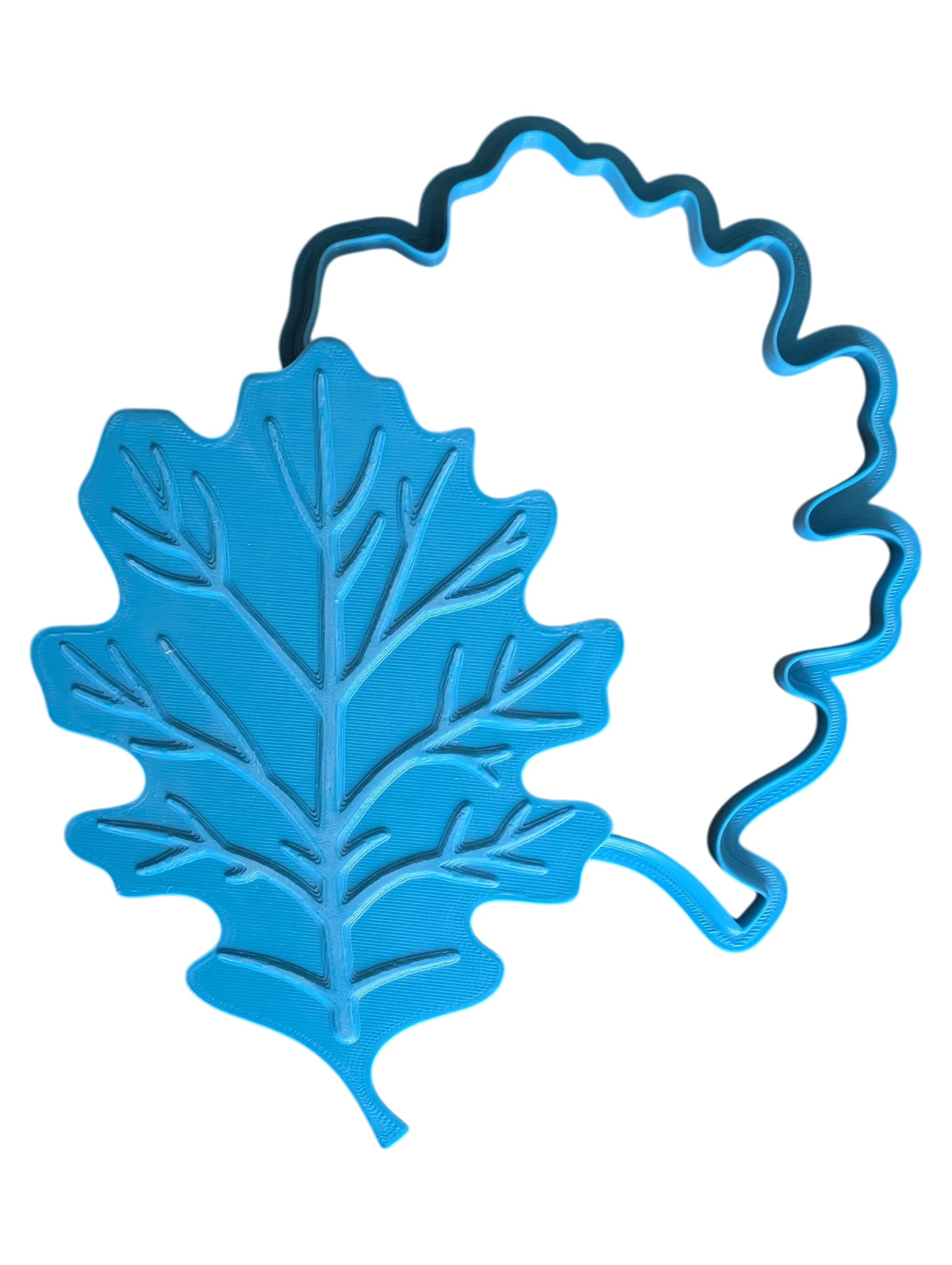Kombiniertes Set aus Eichenblatt-Ausstecher und passendem Stempel für Ton. Ideal zum schnellen Erstellen von dekorativen Wandanhängern oder Türschildern.
