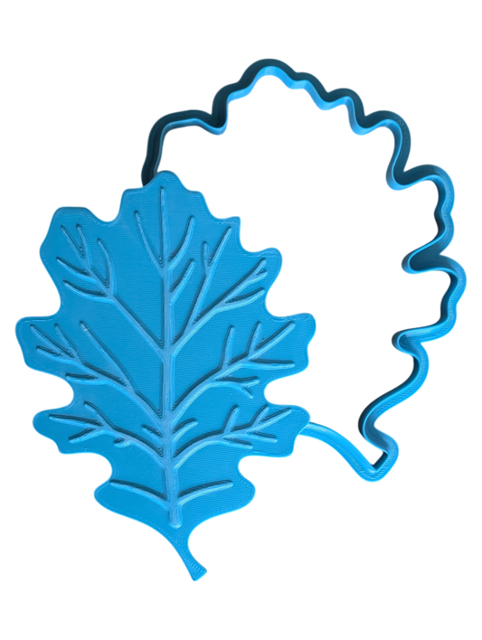 Kombiniertes Set aus Eichenblatt-Ausstecher und passendem Stempel für Ton. Ideal zum schnellen Erstellen von dekorativen Wandanhängern oder Türschildern.
