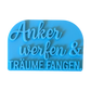 Draufsicht auf den türkisfarbenen Prägestempel für Ton mit dem Spruch 'Anker werfen & TRÄUME FANGEN.'. Ein maritimer Textstempel mit tiefem Relief für Keramik.