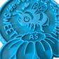 Detailaufnahme des großen Keramikstempels. Die vielen kleinen Strukturen im Körper der Biene und der Blüte benötigen eine ausreichende Größe, um perfekt abgebildet zu werden.