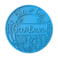 Draufsicht auf den Prägestempel für Ton mit dem Spruch 'Bin im Garten'. Das sommerliche Motiv kombiniert den Text mit einem Zaun, Erdbeeren, Lavendel und filigranen Blüten.