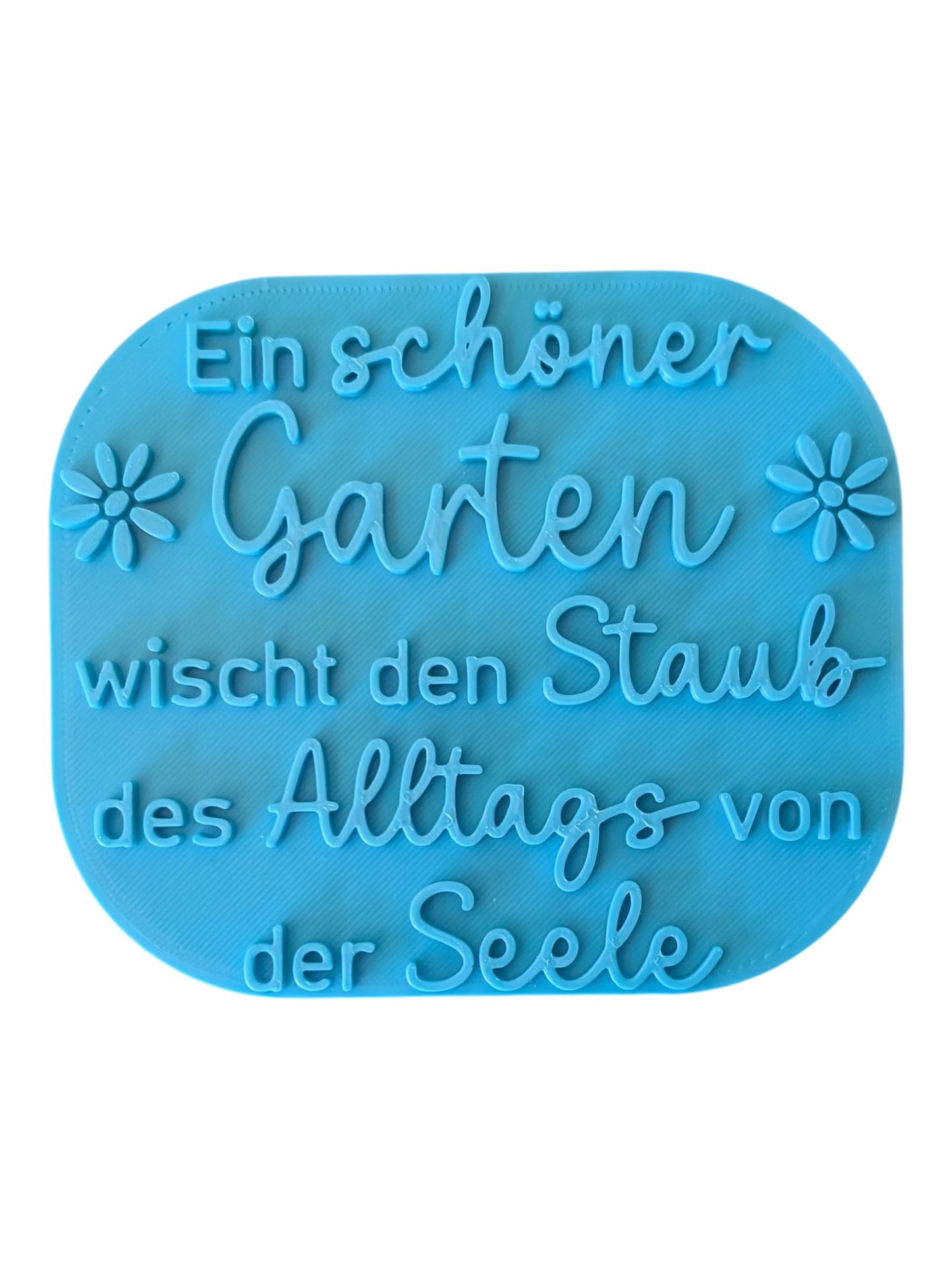 Draufsicht auf den Prägestempel für Ton mit dem Spruch 'Ein schöner Garten wischt den Staub des Alltags von der Seele'. Ein harmonischer Textstempel für liebevolle Gartendekoration.