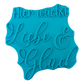 Draufsicht auf den Prägestempel für Ton mit dem Schriftzug 'Hier wächst Liebe & Glück'. Ein detailreicher und eleganter Textstempel für handgemachte Keramik-Deko.
