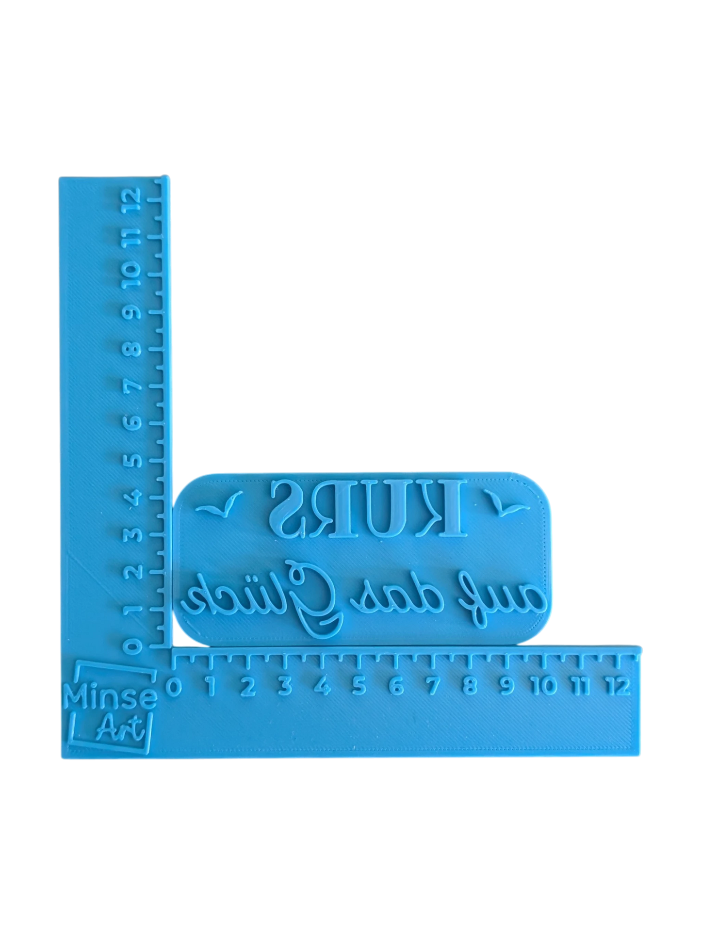 Draufsicht auf den türkisfarbenen Keramikstempel für Ton mit dem Spruch 'KURS auf das Glück' und kleinen Möwen, angelegt an ein Maßband zur Größenorientierung.