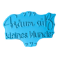 Draufsicht auf den Prägestempel für Ton mit dem Schriftzug 'Träum süß, kleines Wunder'. Ein detailreicher Textstempel mit kleinen Herzen für handgemachte Baby-Keramik.