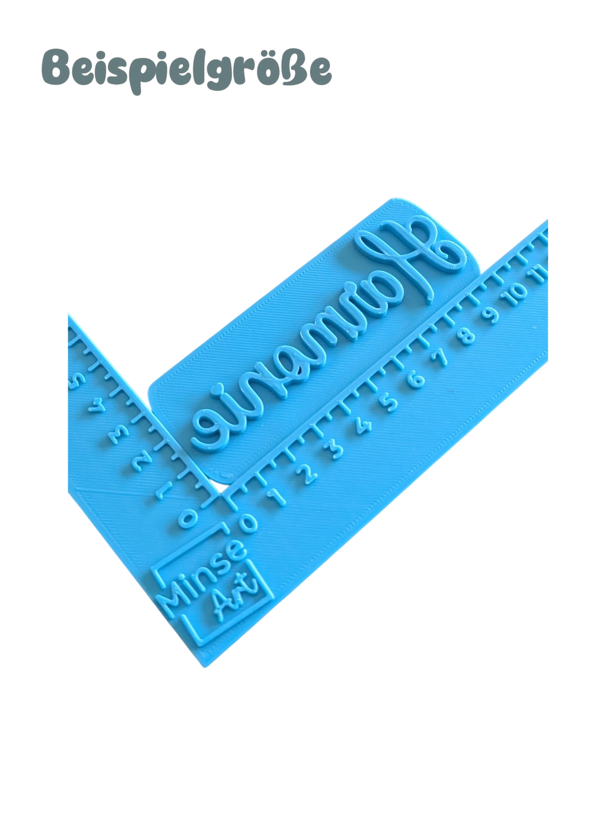 Blaugruener Spruch-Stempel Harmonie von MinseArt angelegt an ein Maßband-Winkelwerkzeug zur genauen Längenbestimmung.