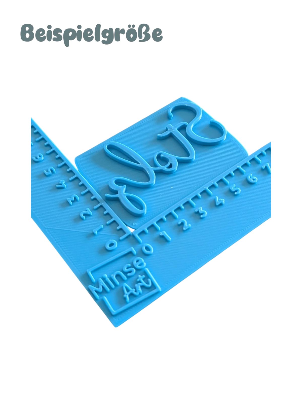 Perspektivische Ansicht des blauen Spruch-Stempels Stolz angelegt an ein Maßband-Winkelwerkzeug von MinseArt.