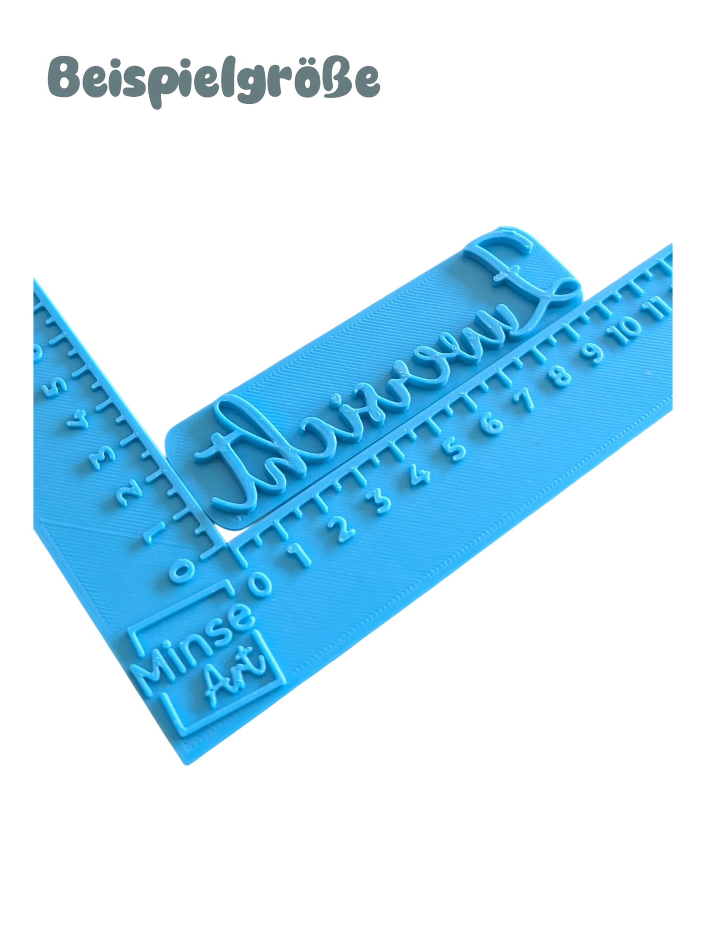 Blauer Keramikstempel mit dem Schriftzug Zuversicht im blauen Winkel-Messinstrument (in cm) zur genauen Längenbestimmung.