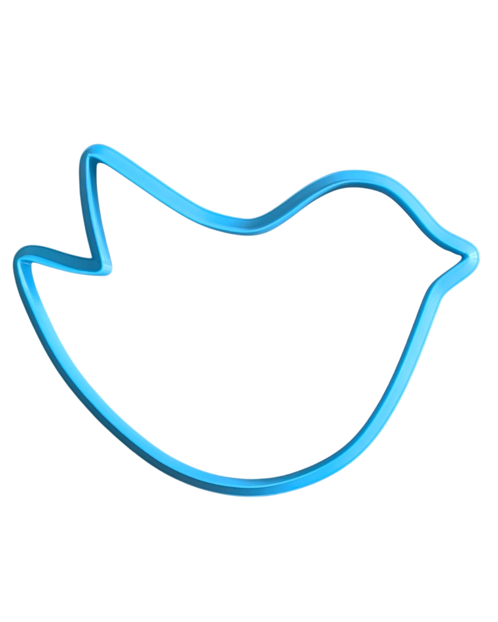Nahaufnahme einer blauen Vogel-Ausstechform für Ton. Das Töpferwerkzeug zeigt eine feine Schnittkante für den Ton und eine breite, stabile Oberseite zum bequemen Ausstechen.
