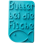 Türkisfarbener Keramikstempel für Ton mit dem Schriftzug 'Butter bei die Fische' und einem kleinen Fisch. Handgefertigtes Töpferwerkzeug für detailreiche Textprägungen.