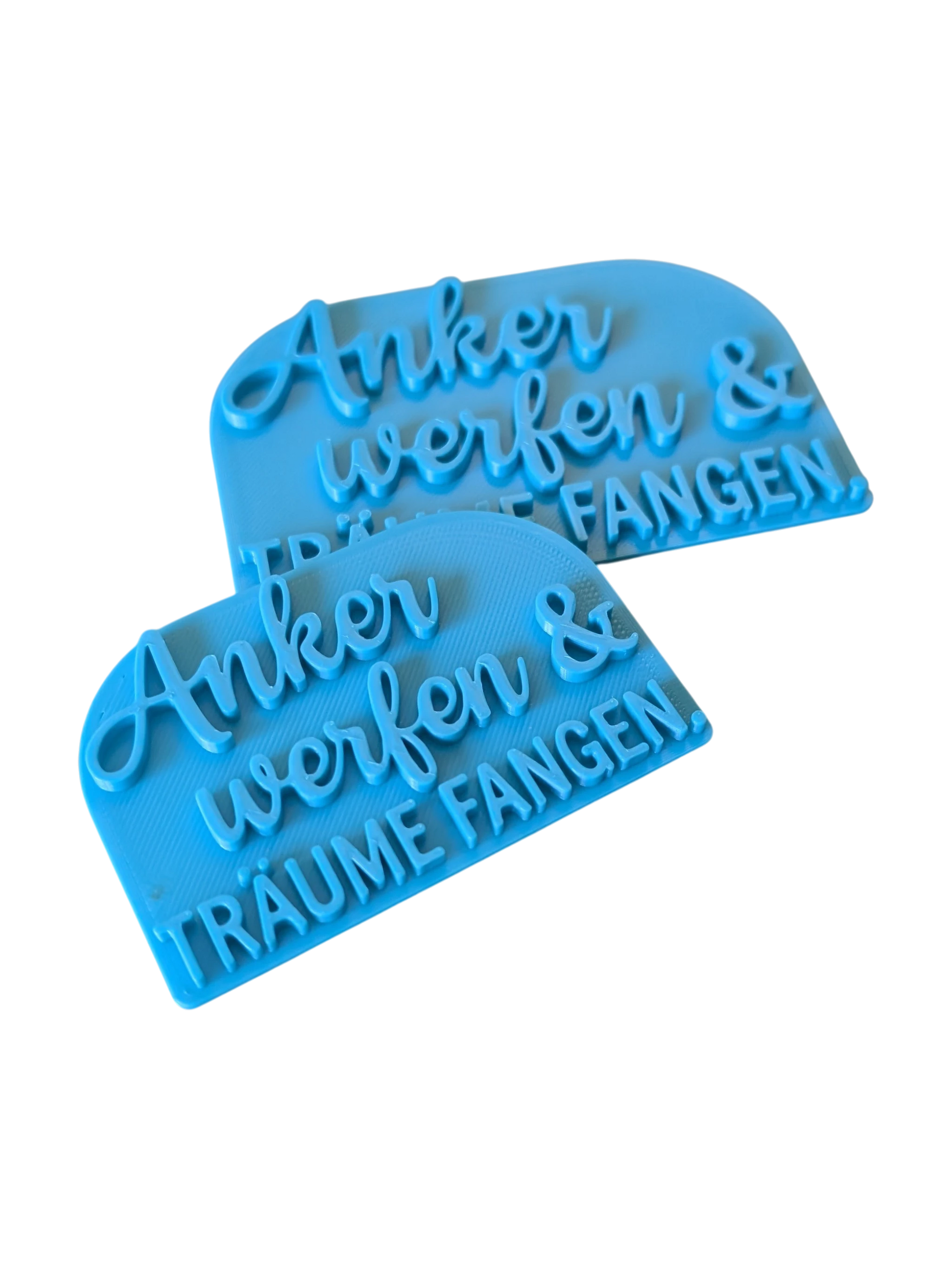Schrägansicht der Tonstempel mit maritimer Schrift. Das hochwertige Töpferwerkzeug besticht durch präzise Konturen für absolut saubere Abdrücke in Modelliermasse.