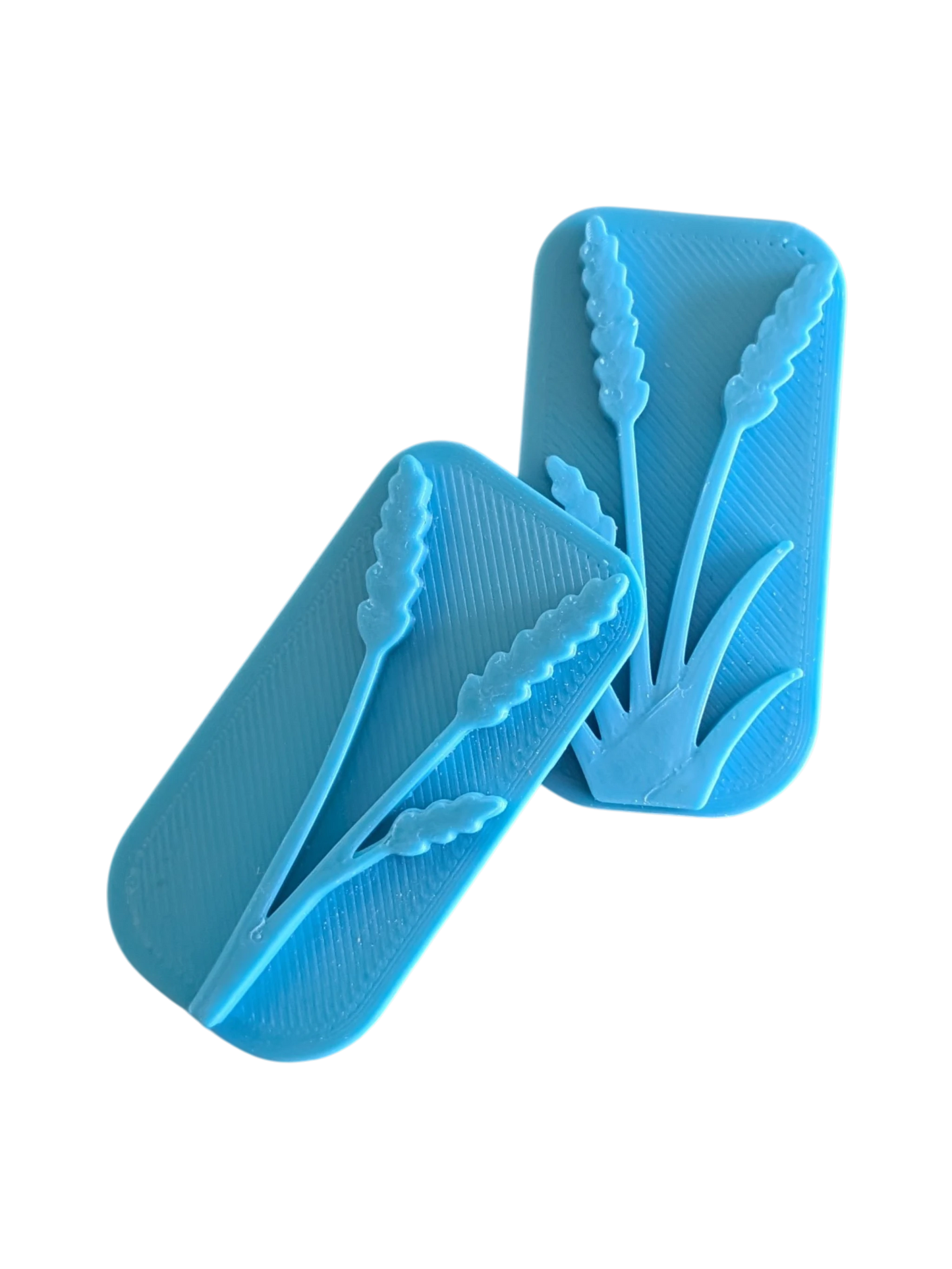 Schrägansicht auf das 2er-Set Prägestempel für Ton mit filigranen Lavendel- und Getreideähren. Hochwertige Motivstempel im eckigen Design für zeitlose, botanische Keramik.