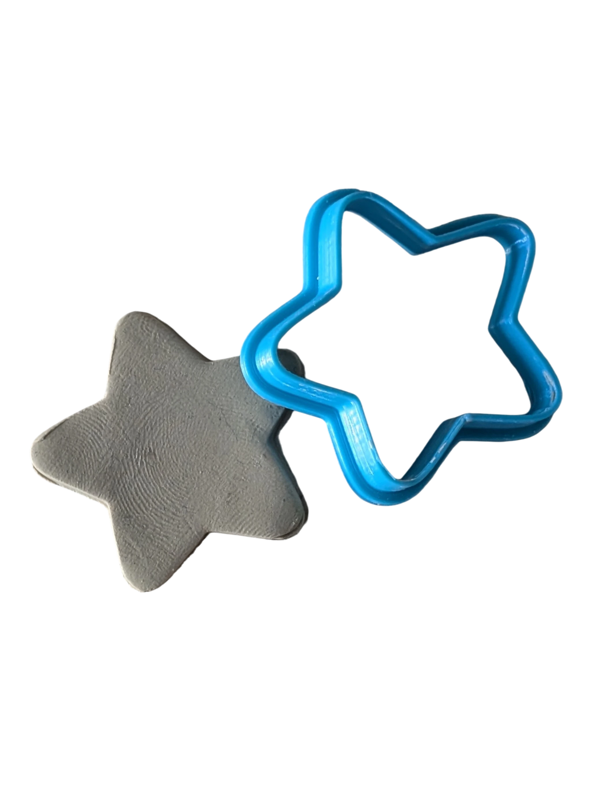 Schrägansicht der Stern-Ausstecher für Ton. Die stabile Form und die feine Schneidekante sorgen für ein müheloses Durchtrennen der Modelliermasse.