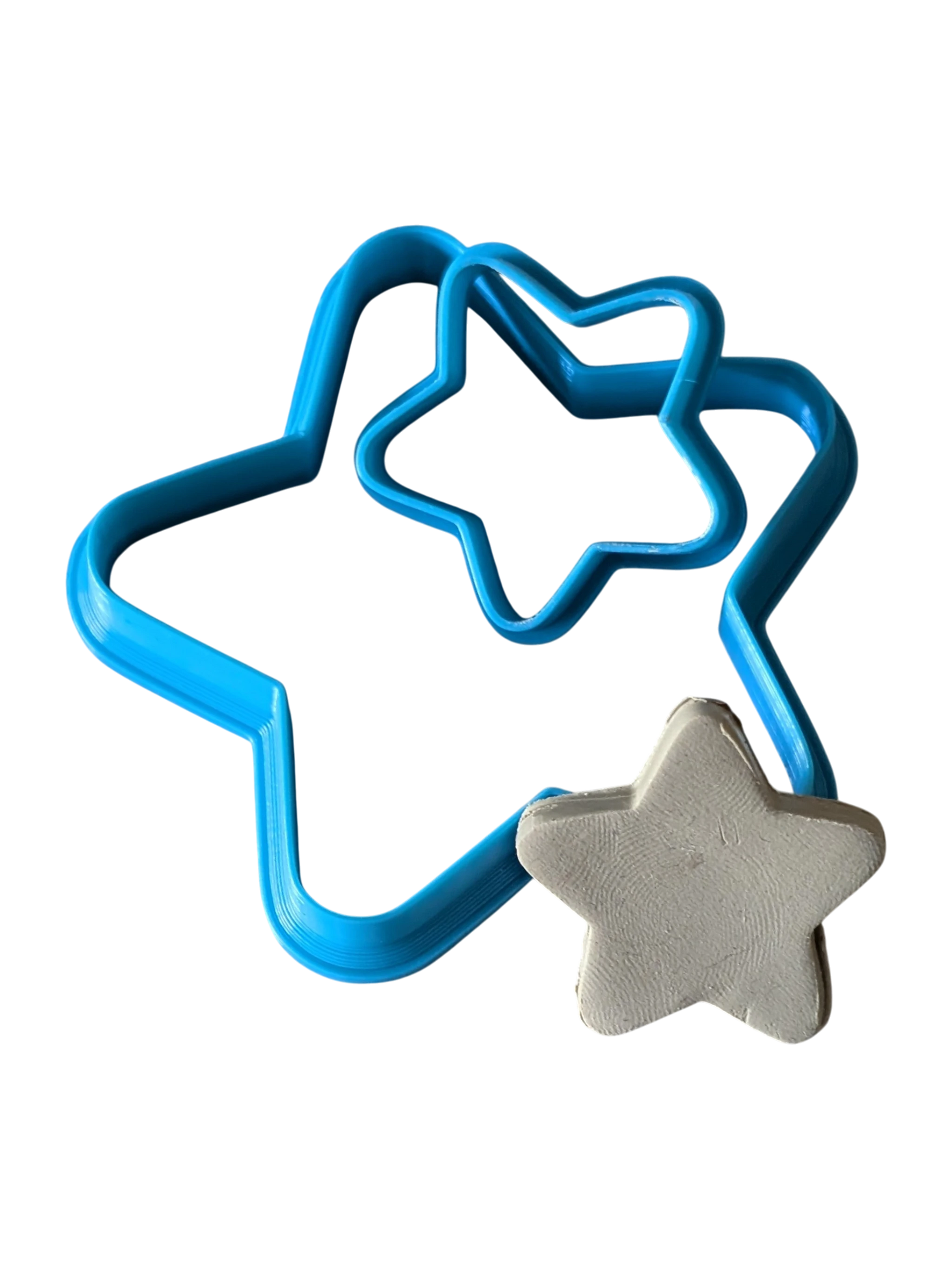 Schrägansicht der Stern-Ausstecher für Ton. Die stabile Form und die feine Schneidekante sorgen für ein müheloses Durchtrennen der Modelliermasse.