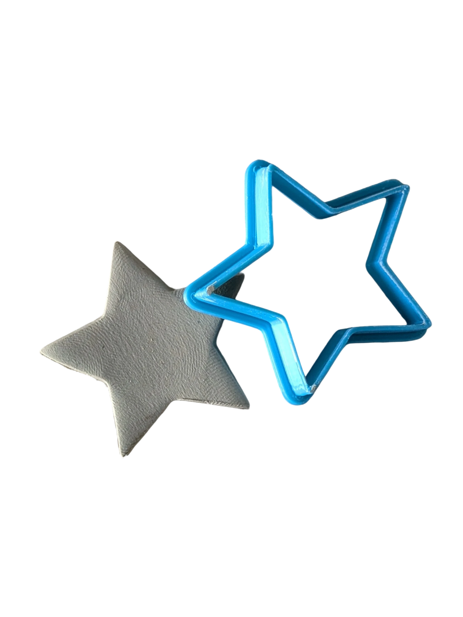 Schrägansicht der Stern-Ausstecher für Ton. Die stabile Form und die feine Schneidekante sorgen für ein müheloses Durchtrennen der Modelliermasse.