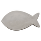 Eine mit dem Fisch-Ausstecher geformte Fischplatte aus hellem Ton. Saubere Kanten und klassisches Design für handgemachte Keramik-Deko.