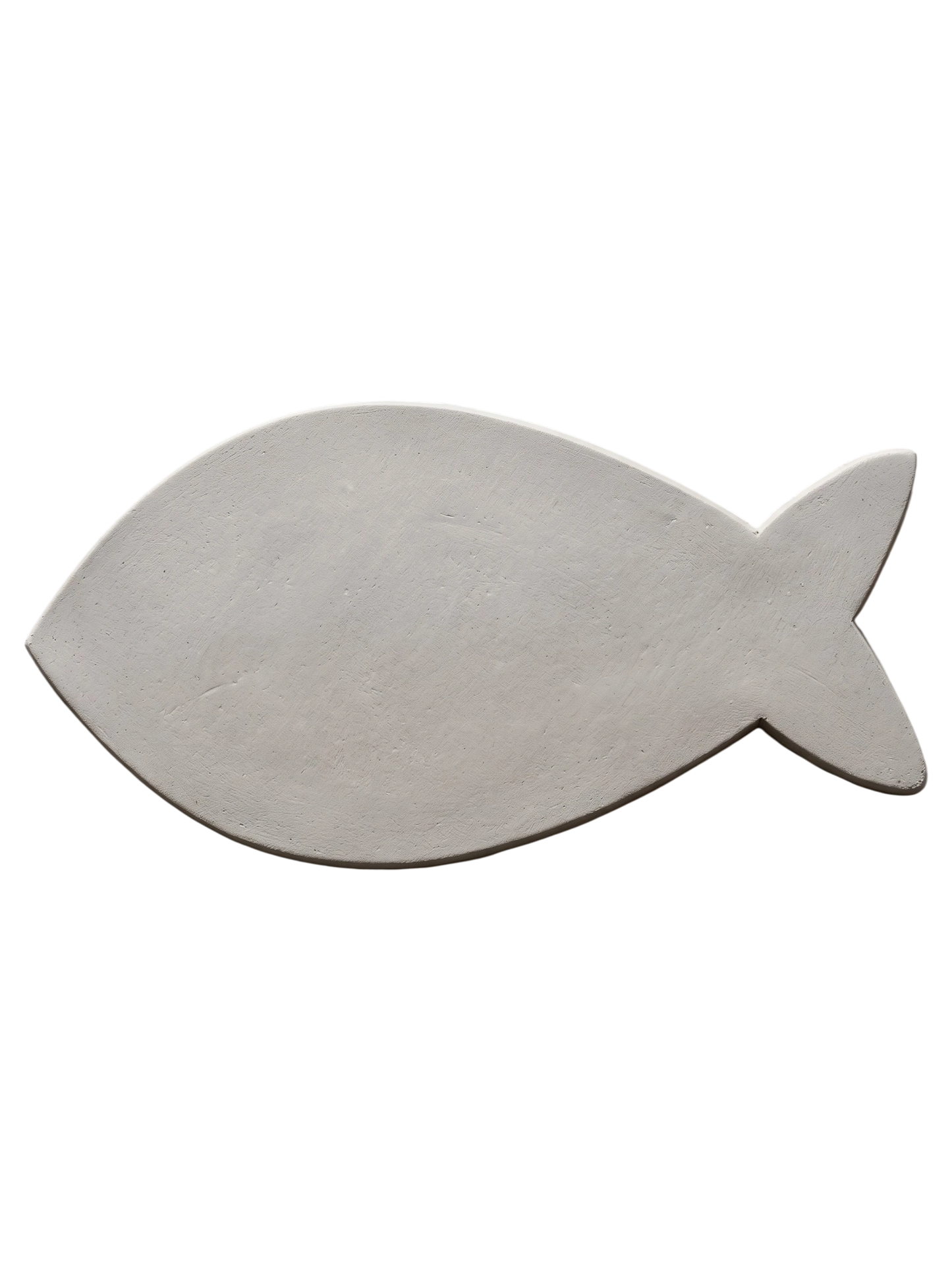 Eine mit dem Fisch-Ausstecher geformte Fischplatte aus hellem Ton. Saubere Kanten und klassisches Design für handgemachte Keramik-Deko.