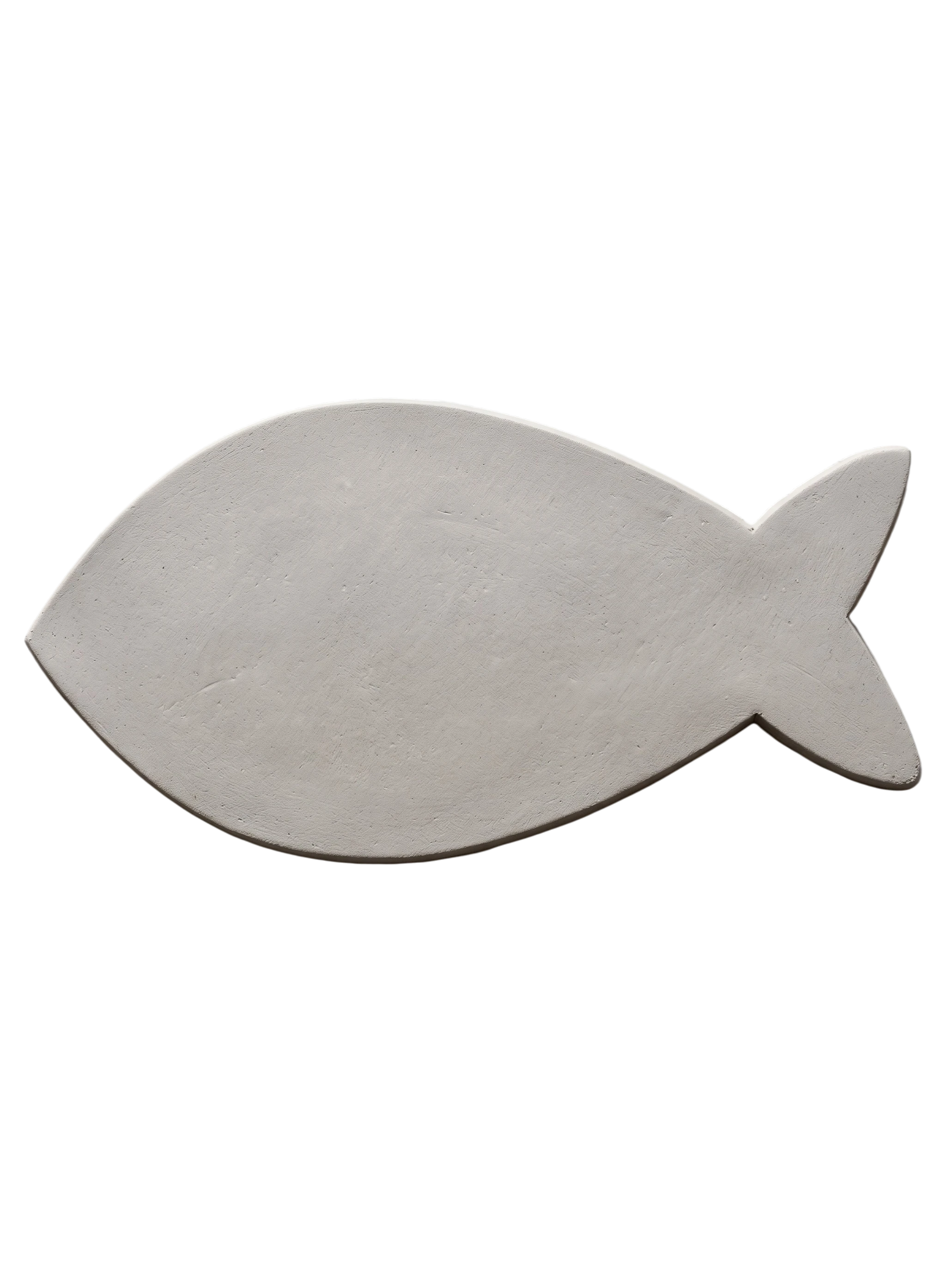 Eine mit dem Fisch-Ausstecher geformte Fischplatte aus hellem Ton. Saubere Kanten und klassisches Design für handgemachte Keramik-Deko.