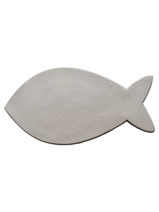 Eine mit dem Fisch-Ausstecher geformte Fischplatte aus hellem Ton. Saubere Kanten und klassisches Design für handgemachte Keramik-Deko.