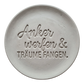 Sauberer Stempelabdruck des Textstempels Anker werfen & Träume fangen in hellem, unglasiertem Ton. Die Kombination aus Druck- und Schreibschrift sowie den Vögeln kommt als tiefes Relief perfekt zur Geltung.