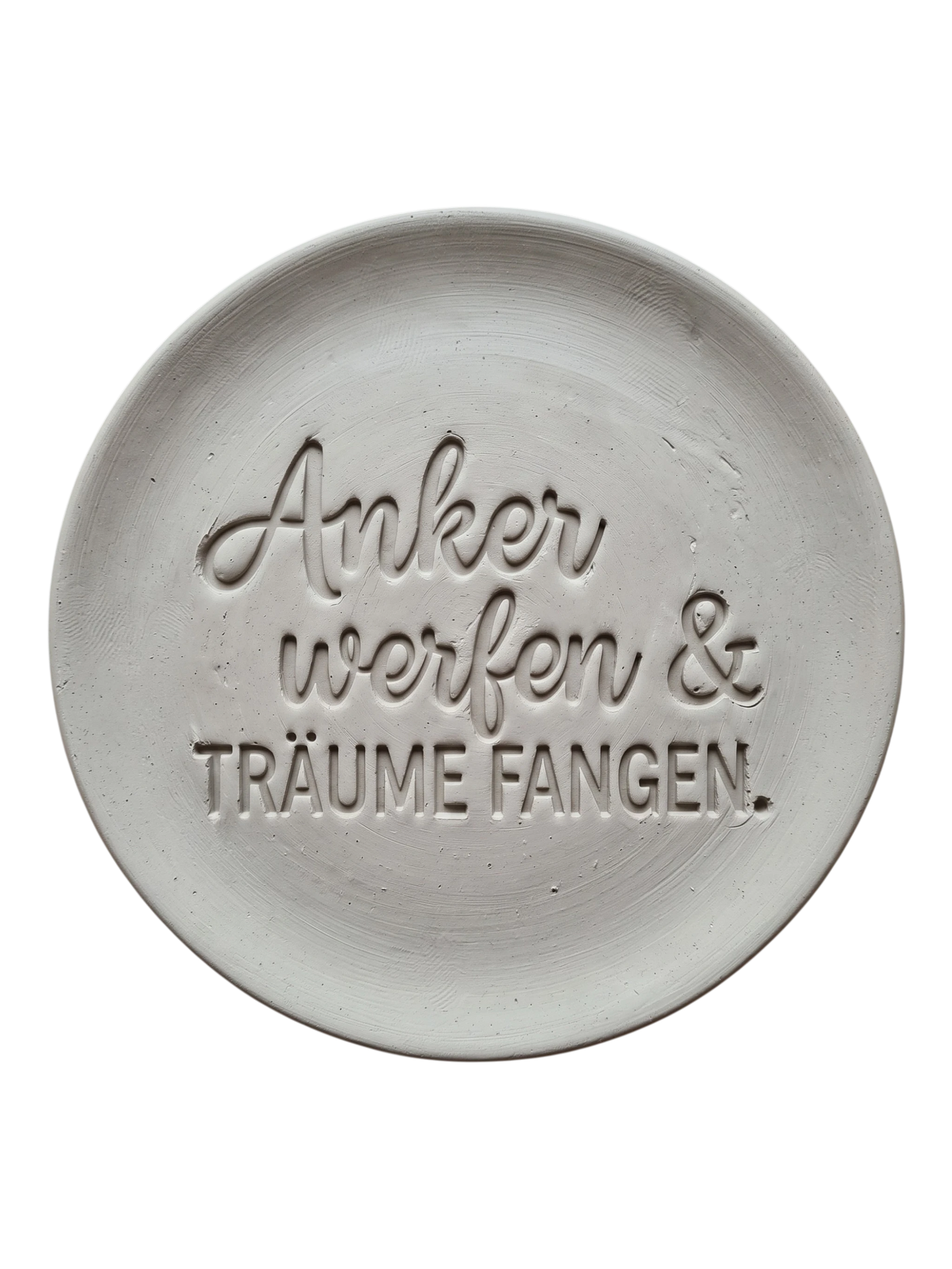 Sauberer Stempelabdruck des Textstempels Anker werfen & Träume fangen in hellem, unglasiertem Ton. Die Kombination aus Druck- und Schreibschrift sowie den Vögeln kommt als tiefes Relief perfekt zur Geltung.