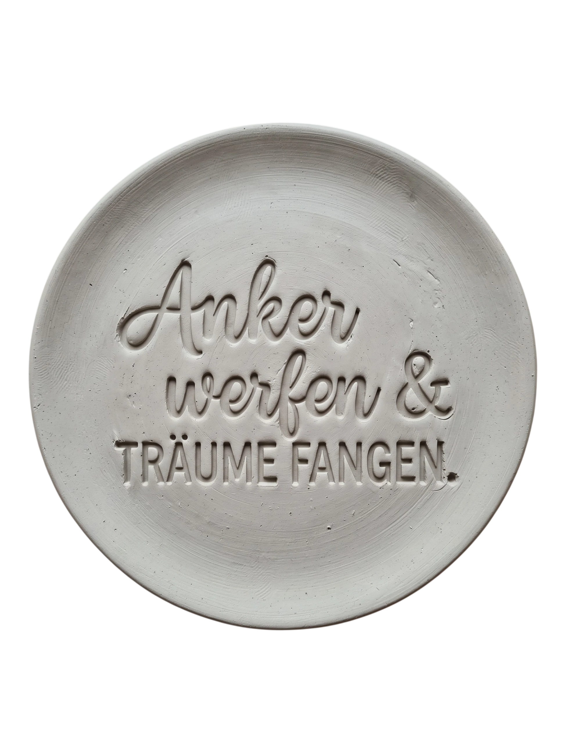Sauberer Stempelabdruck des Textstempels Anker werfen & Träume fangen in hellem, unglasiertem Ton. Die Kombination aus Druck- und Schreibschrift sowie den Vögeln kommt als tiefes Relief perfekt zur Geltung.