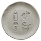 Sauberer Stempelabdruck des 4-teiligen Baby-Sets in hellem, unglasiertem Ton. Die Motive Babyflasche, Babyfüßchen, Rassel und Kinderwagen zeigen ein detailreiches und tiefes Relief.
