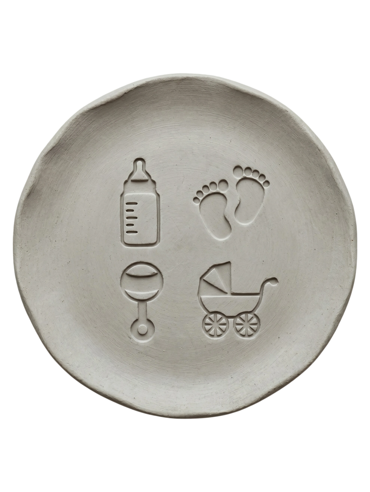 Sauberer Stempelabdruck des 4-teiligen Baby-Sets in hellem, unglasiertem Ton. Die Motive Babyflasche, Babyfüßchen, Rassel und Kinderwagen zeigen ein detailreiches und tiefes Relief.