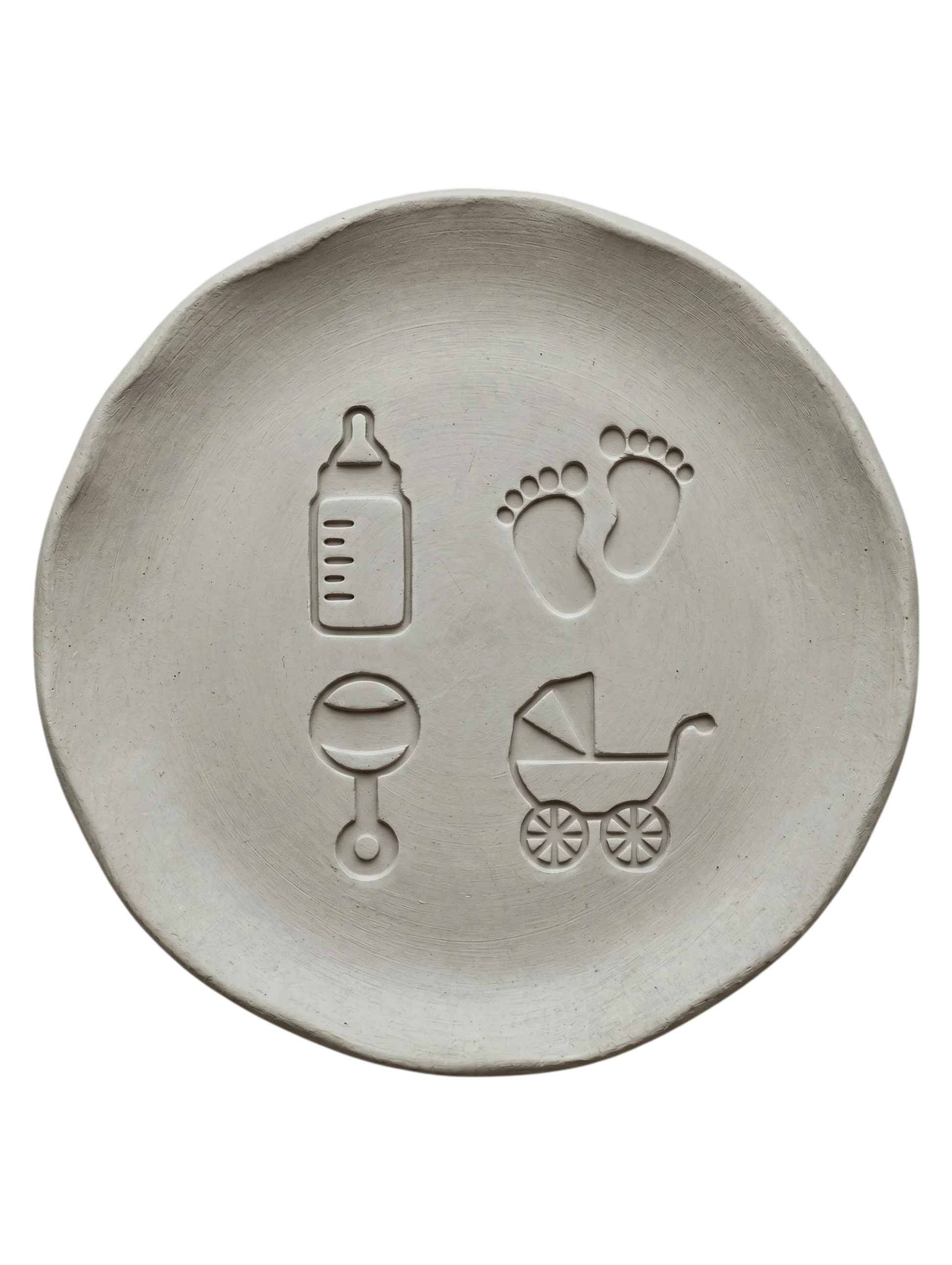 Sauberer Stempelabdruck des 4-teiligen Baby-Sets in hellem, unglasiertem Ton. Die Motive Babyflasche, Babyfüßchen, Rassel und Kinderwagen zeigen ein detailreiches und tiefes Relief.