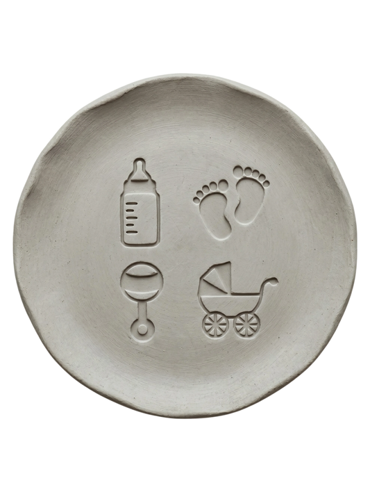 Sauberer Stempelabdruck des 4-teiligen Baby-Sets in hellem, unglasiertem Ton. Die Motive Babyflasche, Babyfüßchen, Rassel und Kinderwagen zeigen ein detailreiches und tiefes Relief.