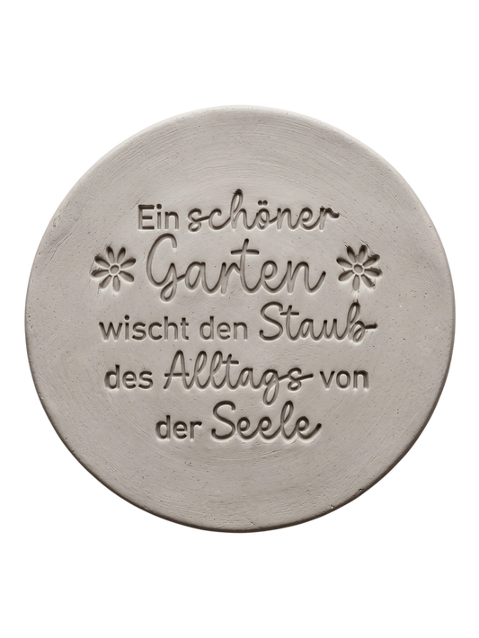 Sauberer Stempelabdruck des Textstempels 'Ein schöner Garten wischt den Staub des Alltags von der Seele' in hellem, unglasiertem Ton. Die Kombination aus Schrift und Blumen kommt wunderschön zur Geltung.