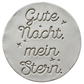 Sauberer Stempelabdruck des Textstempels in hellem, unglasiertem Ton. Die elegante Kombination aus Schrift und kleinen Sternen kommt auf der runden Tonplatte wunderschön zur Geltung.