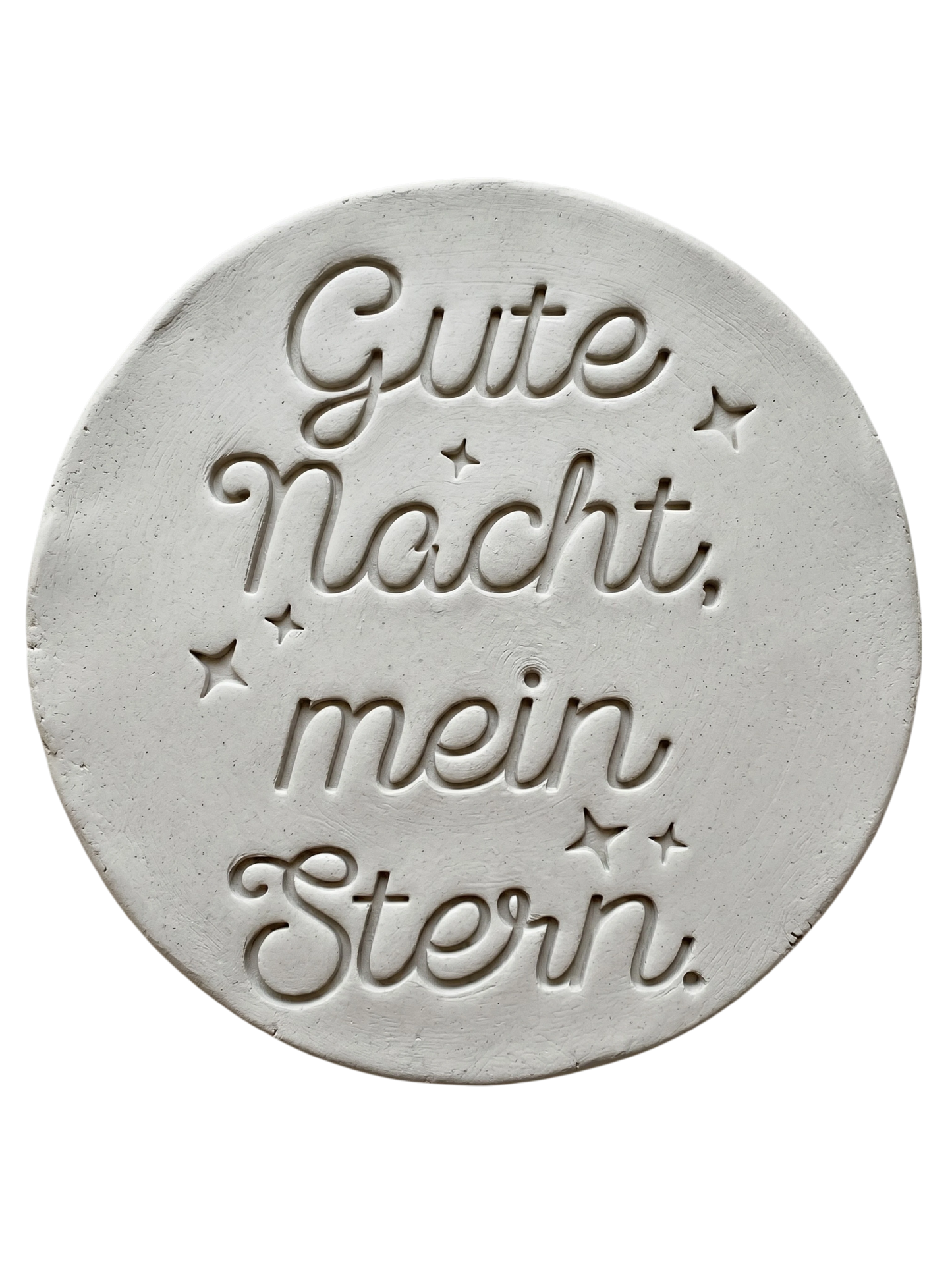 Sauberer Stempelabdruck des Textstempels in hellem, unglasiertem Ton. Die elegante Kombination aus Schrift und kleinen Sternen kommt auf der runden Tonplatte wunderschön zur Geltung.