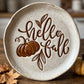 sauberer Stempelabdruck des Textstempels 'Hello Fall' mit einem Kürbis und zarten Blättern in hellem, glasiertem Ton. Das herbstliche Motiv kommt als tiefes Relief perfekt zur Geltung.