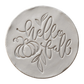 sauberer Stempelabdruck des Textstempels 'Hello Fall' mit einem Kürbis und zarten Blättern in hellem, unglasiertem Ton. Das herbstliche Motiv kommt als tiefes Relief perfekt zur Geltung.