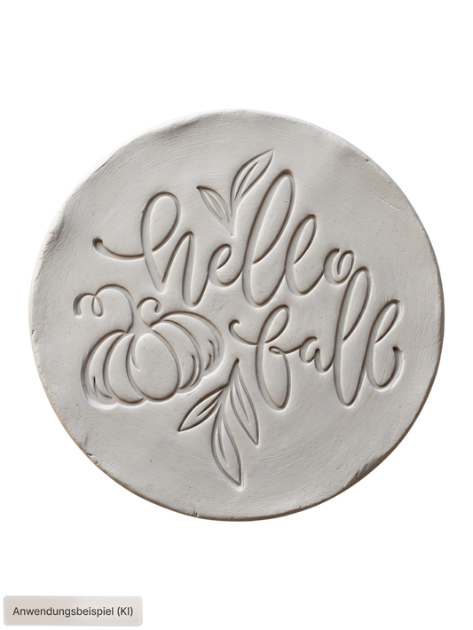sauberer Stempelabdruck des Textstempels 'Hello Fall' mit einem Kürbis und zarten Blättern in hellem, unglasiertem Ton. Das herbstliche Motiv kommt als tiefes Relief perfekt zur Geltung.