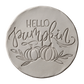 Sauberer Stempelabdruck des Textstempels 'Hello pumpkin' mit zwei Kürbissen und zarten Blättern in hellem, unglasiertem Ton. Das herbstliche Motiv kommt als tiefes Relief perfekt zur Geltung.