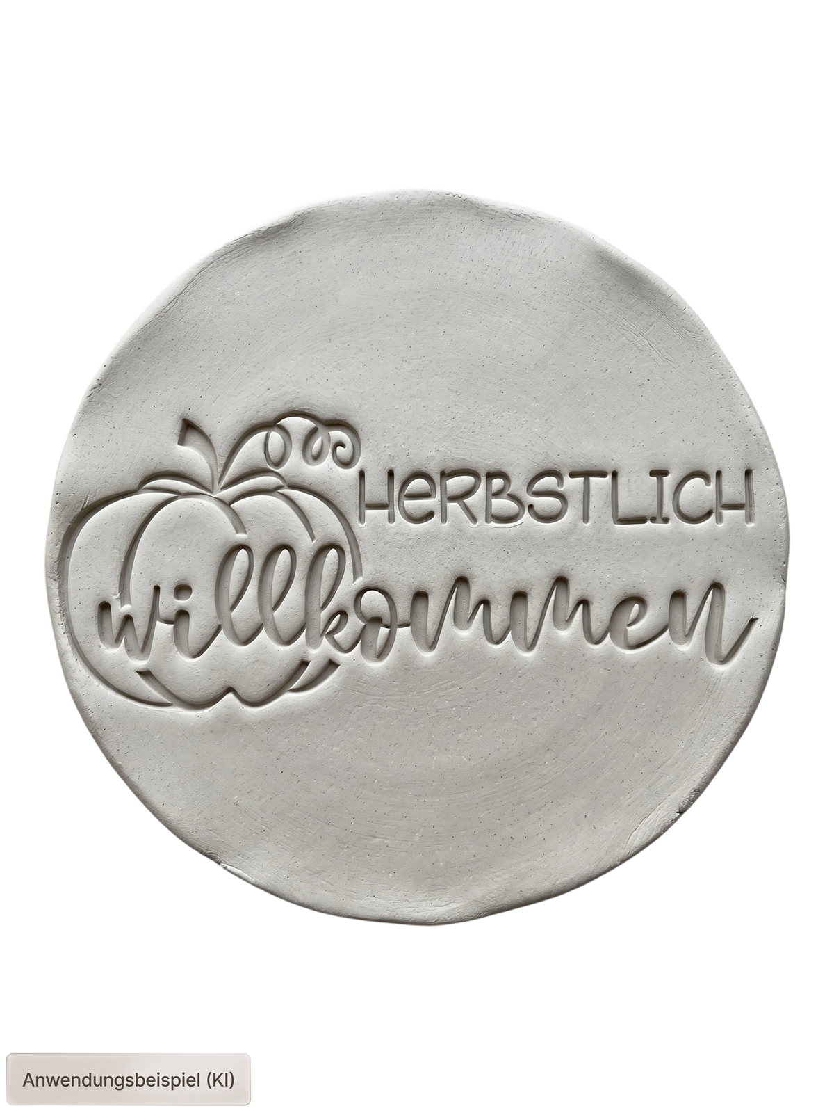 Sauberer Stempelabdruck des Textstempels 'Herbstlich willkommen' mit einem großen Kürbis und Ranken in hellem, unglasiertem Ton. Das herbstliche Motiv kommt als tiefes Relief perfekt zur Geltung.