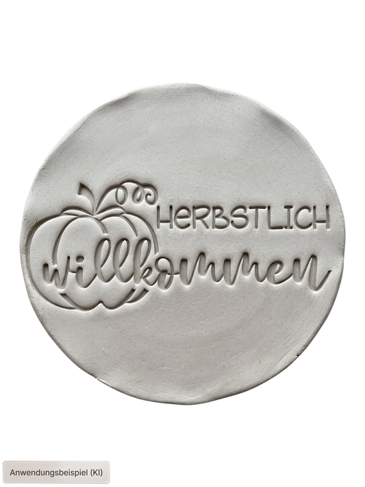 Sauberer Stempelabdruck des Textstempels 'Herbstlich willkommen' mit einem großen Kürbis und Ranken in hellem, unglasiertem Ton. Das herbstliche Motiv kommt als tiefes Relief perfekt zur Geltung.