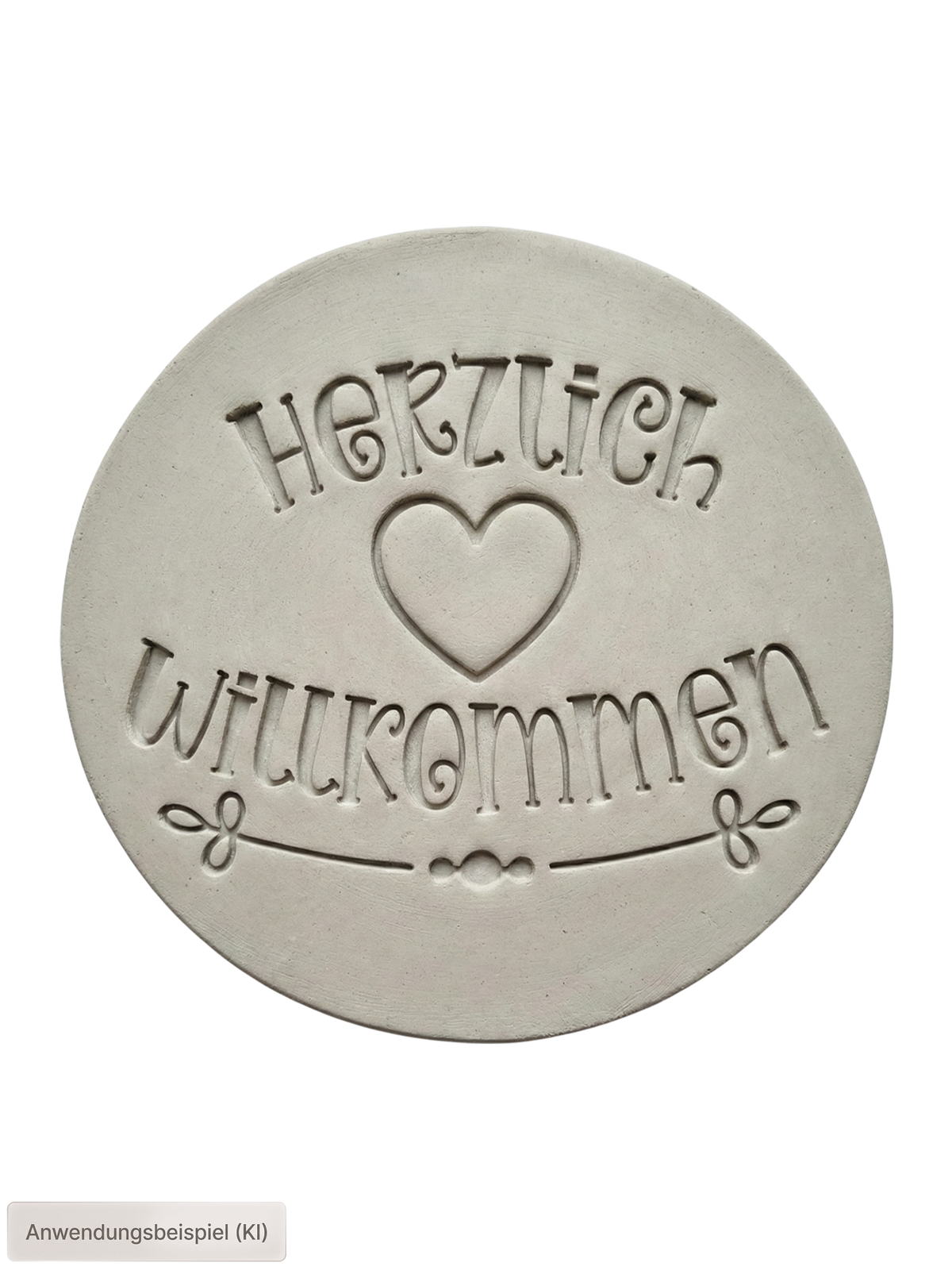 Sauberer Stempelabdruck des Textstempels 'Herzlich Willkommen' mit einem Herz in hellem, unglasiertem Ton. Das einladende Motiv kommt als tiefes Relief perfekt zur Geltung.