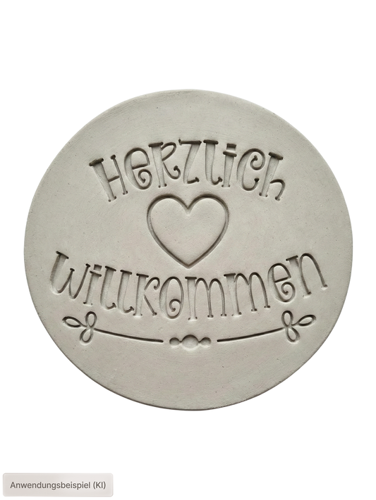 Sauberer Stempelabdruck des Textstempels 'Herzlich Willkommen' mit einem Herz in hellem, unglasiertem Ton. Das einladende Motiv kommt als tiefes Relief perfekt zur Geltung.