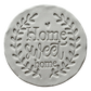 Sauberer Stempelabdruck des Prägestempels 'Home sweet home' in hellem Ton. Das detailreiche Relief zeigt den schönen Blätterkranz und den Schriftzug perfekt auf einer unglasierten, runden Tonplatte.