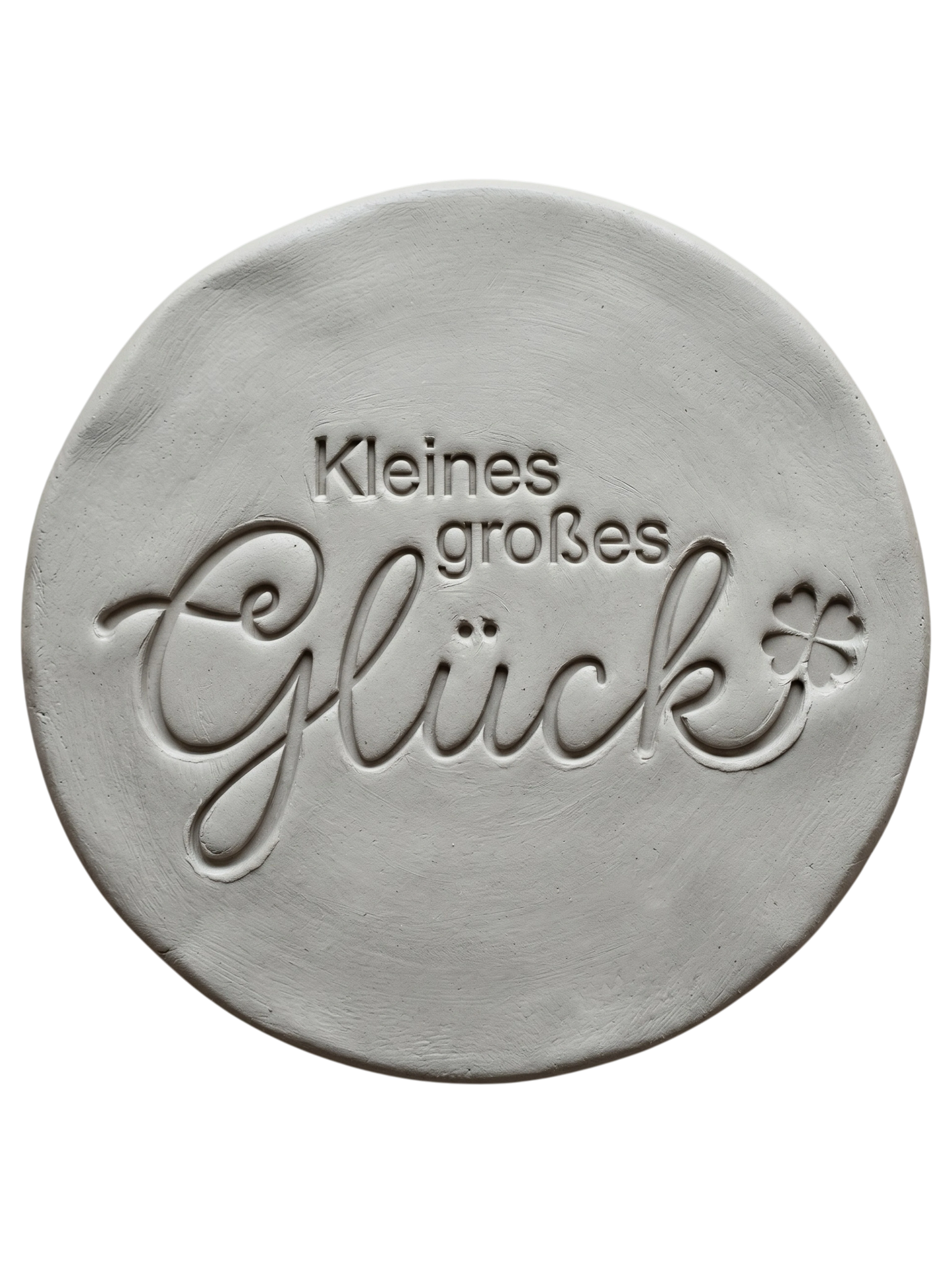 Sauberer Stempelabdruck des Textstempels in hellem, unglasiertem Ton. Die elegante, fließende Schreibschrift und das kleine Kleeblatt kommen auf der runden Tonplatte wunderschön zur Geltung.