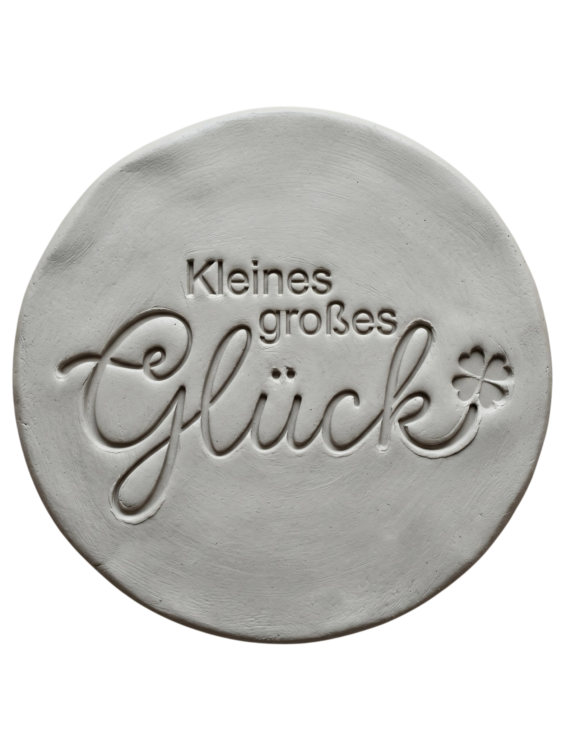 Sauberer Stempelabdruck des Textstempels in hellem, unglasiertem Ton. Die elegante, fließende Schreibschrift und das kleine Kleeblatt kommen auf der runden Tonplatte wunderschön zur Geltung.
