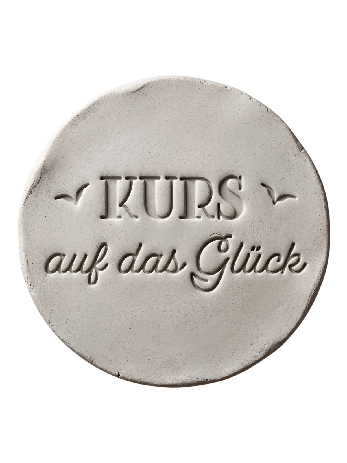 Sauberer Stempelabdruck des Textstempels 'KURS auf das Glück' in hellem, unglasiertem Ton. Die Kombination aus Druck- und Schreibschrift sowie den Vögeln kommt als tiefes Relief perfekt zur Geltung.