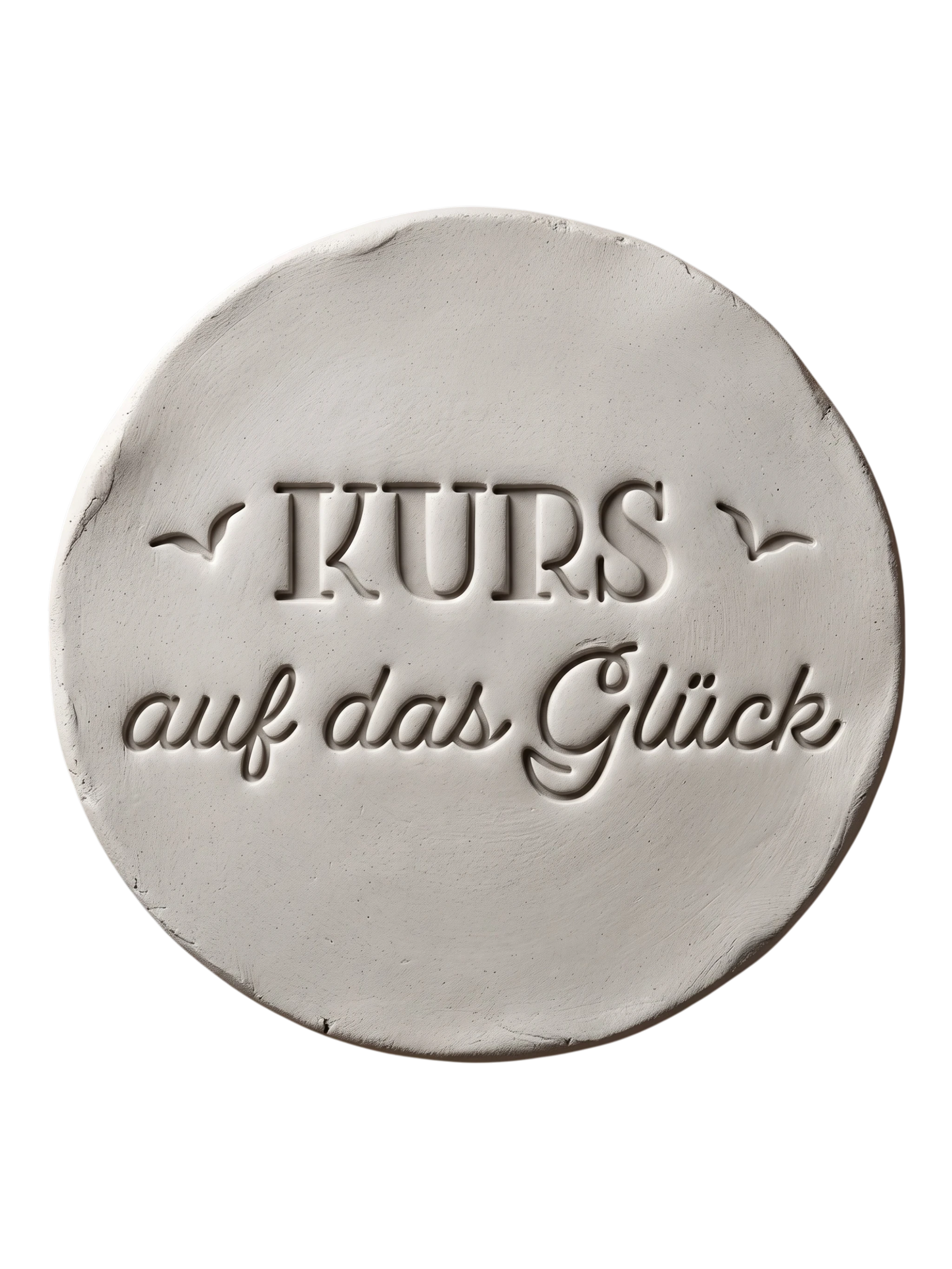Sauberer Stempelabdruck des Textstempels 'KURS auf das Glück' in hellem, unglasiertem Ton. Die Kombination aus Druck- und Schreibschrift sowie den Vögeln kommt als tiefes Relief perfekt zur Geltung.